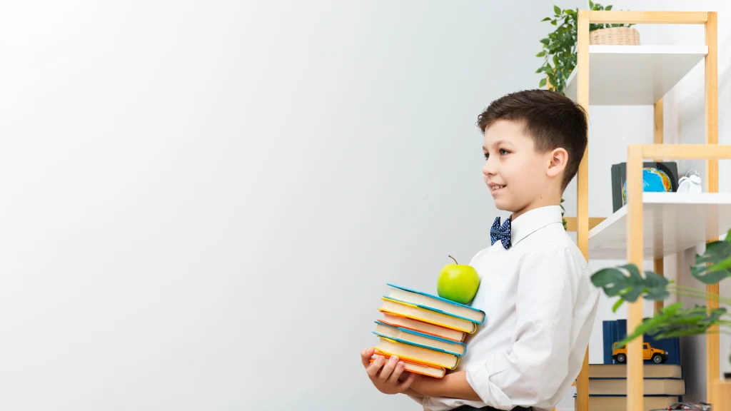 استاذة تعليم ابتدائي ودورها المحوري في تعزيز الهوية الوطنية والابتكار